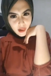 Yuni Hijab Merah